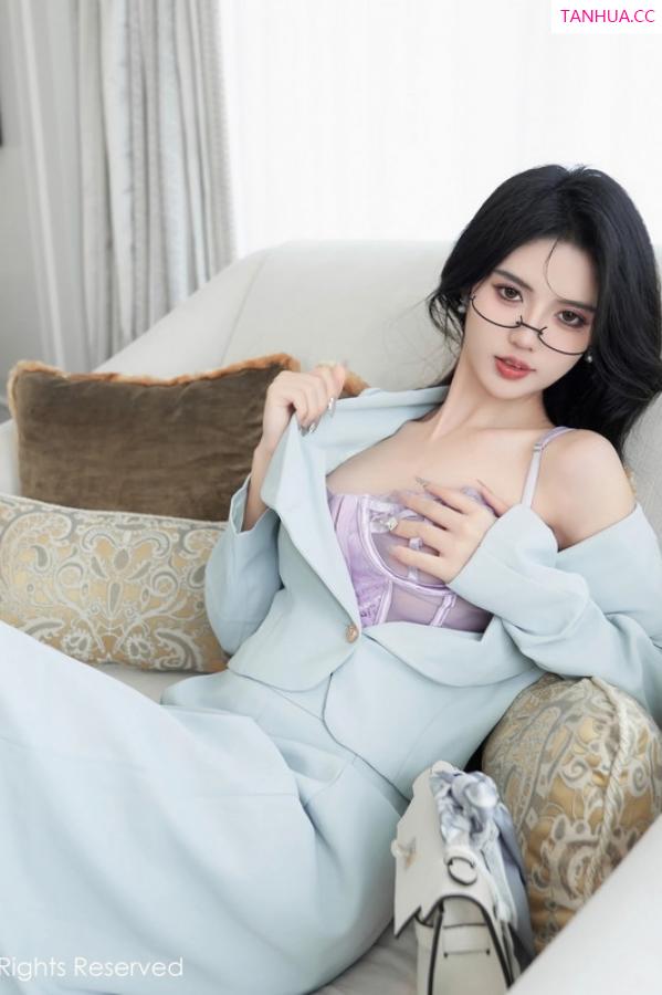 李浅浅  [XiuRen]高清写真图 2023.11.23 No.7708 浅浅Danny 长裙美腿第24张图片